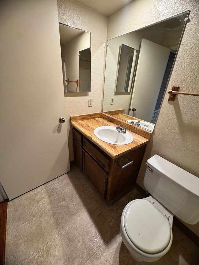 Building Photo - 1 Bed/1 Bath in Gated Community Condo
