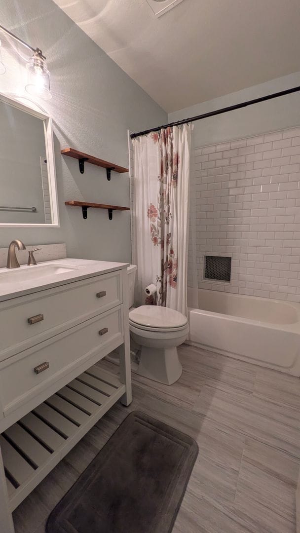 Building Photo - Cute two bedroom condo