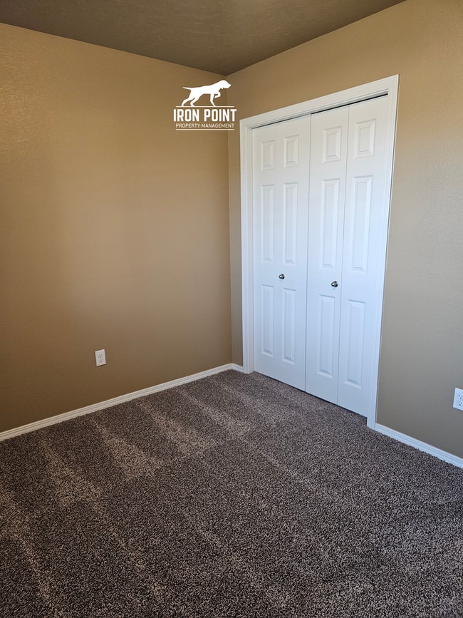 Building Photo - 3bed/2bath home w/bonus room, 2 car garage, fenced yard, and landscaping included.