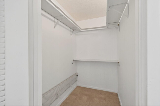 Building Photo - 2024 Hythe B
