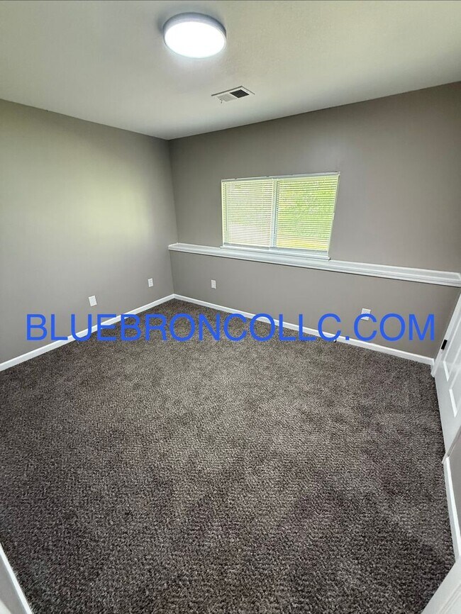 Building Photo - Completely renovated 3 bedroom unit with modern finishes and beautiful views.