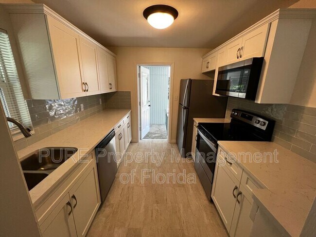 Building Photo - 1220 SE 3rd St