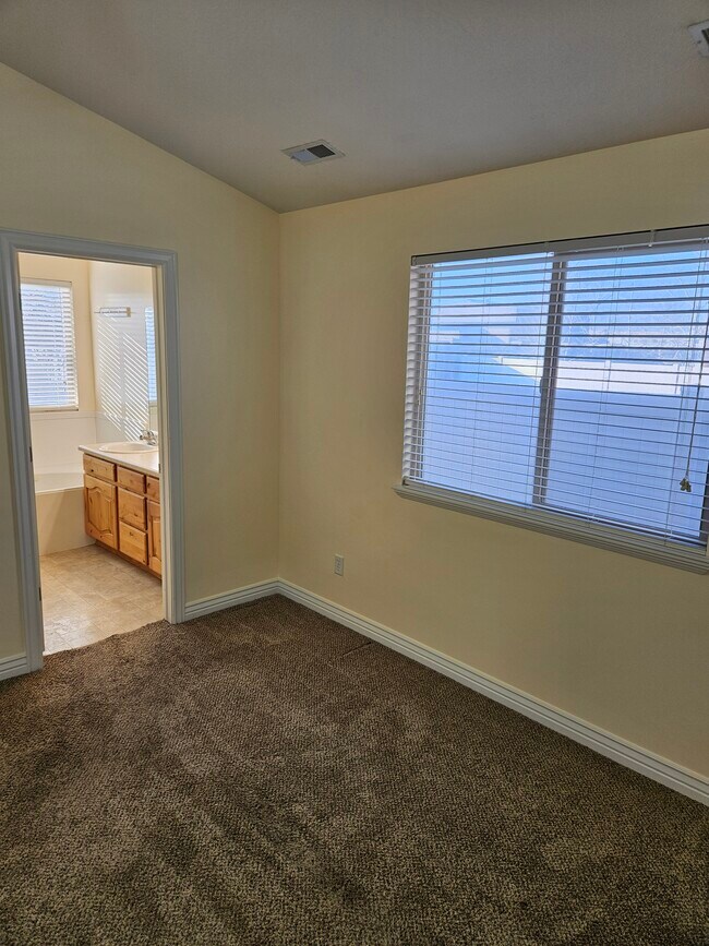 Building Photo - 1023 W Boston Ct