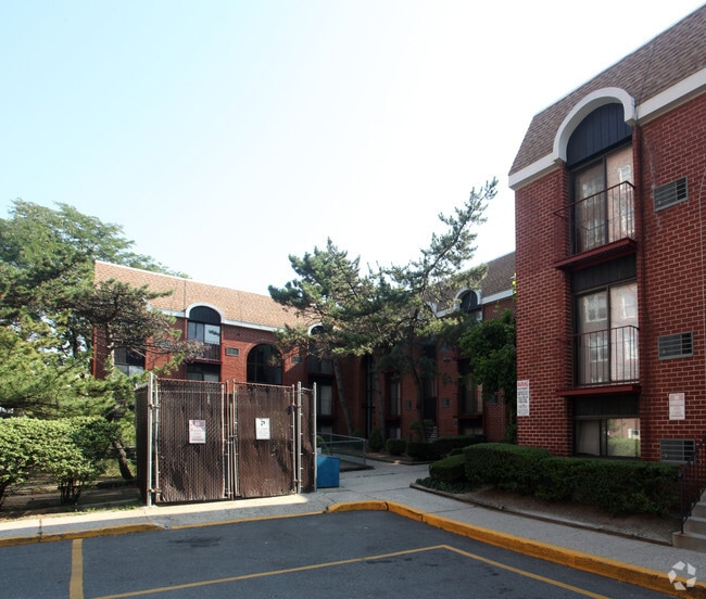 Building Photo - 156-01 N Conduit Ave