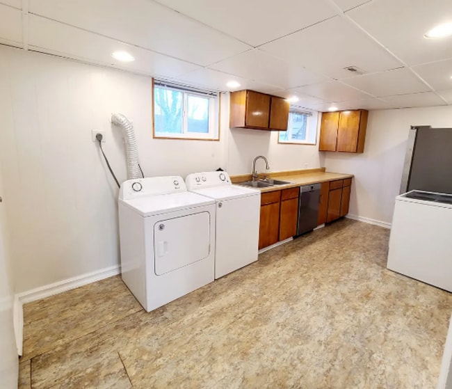 Building Photo - 2 Bed 1 Bath in Edgewater!