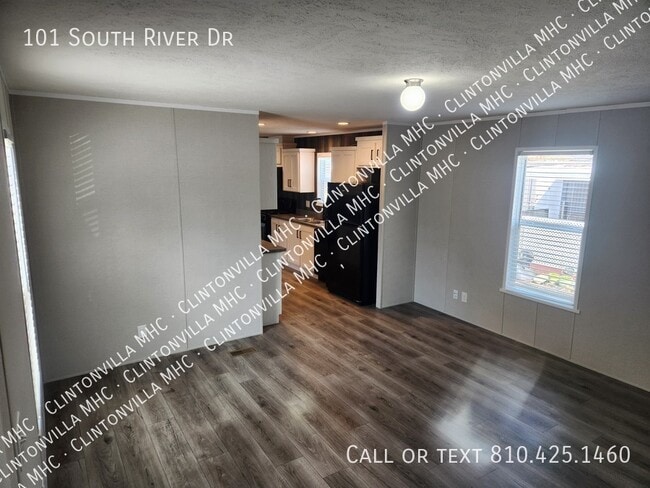 Building Photo - 101 S River Dr