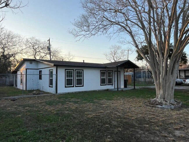 Building Photo - TULOSO MIDWAY WITH WATER AND ELECTRIC INCLUDED!!