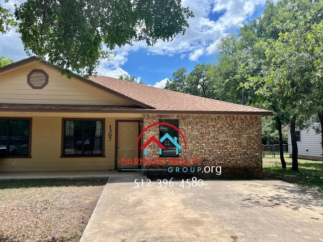 Building Photo - Available July 25: Well Maintained 3/2 Duplex