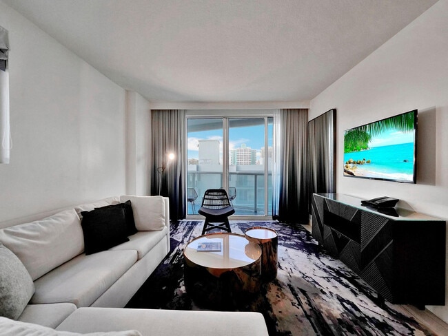 Building Photo - 3101 Bayshore Dr