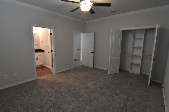 Building Photo - 4 bed,4 bath House