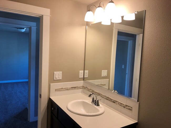 Building Photo - Beautiful newer 4 bedroom house in Coburg!