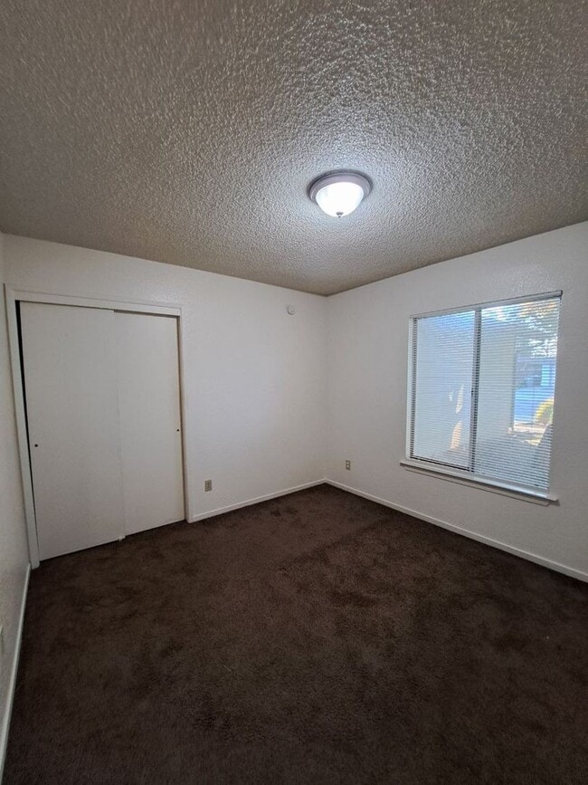 Building Photo - Charming Fresno Home with Beautiful Curb Appeal!