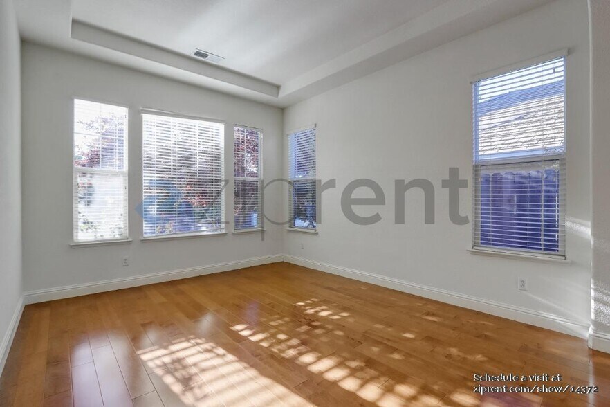 Building Photo - Unit