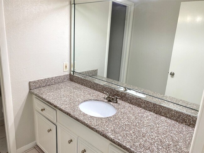 Building Photo - 14934 Elmont Dr