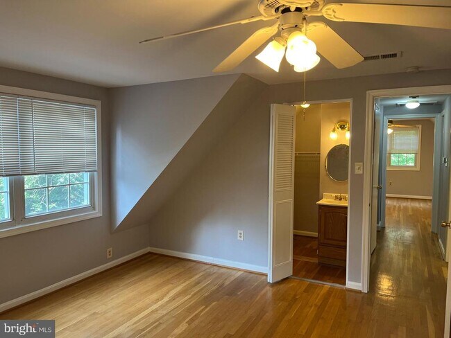 Building Photo - 6803 Dante Ct