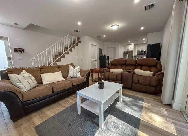 Building Photo - 104 Poinciana Dr