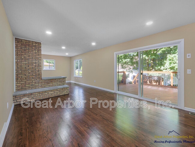 Building Photo - 3624 Maple Dr