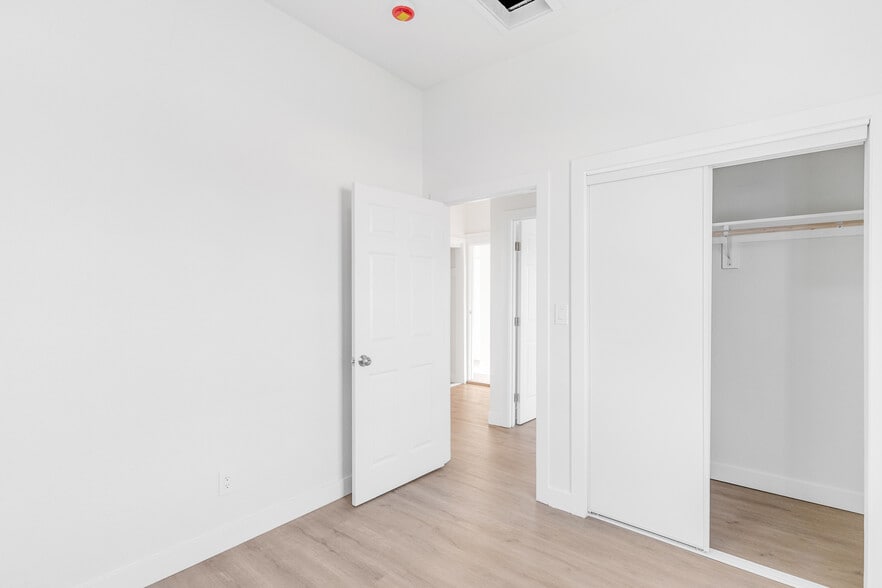 Building Photo - 1618 E Vernon Ave