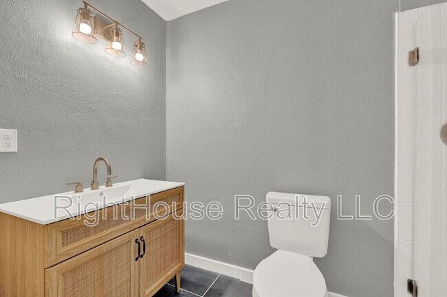 Building Photo - 611 S Grove St