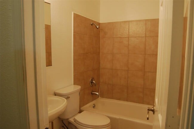 Building Photo - 1428 W Braker Ln