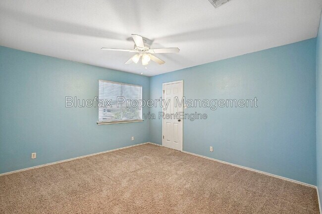 Building Photo - 315 Hollow Grove
