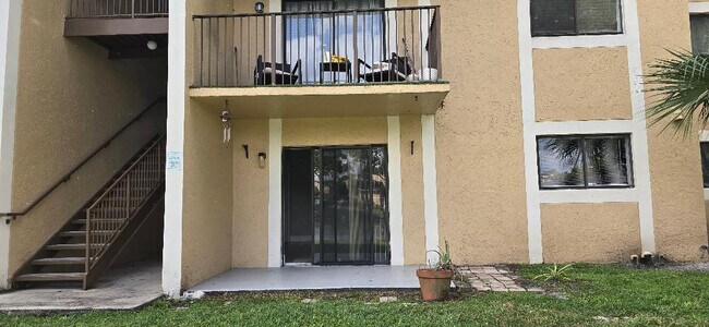 Building Photo - 301 Palm Way