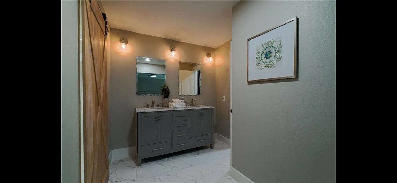 Building Photo - 4704 Woodside Dr