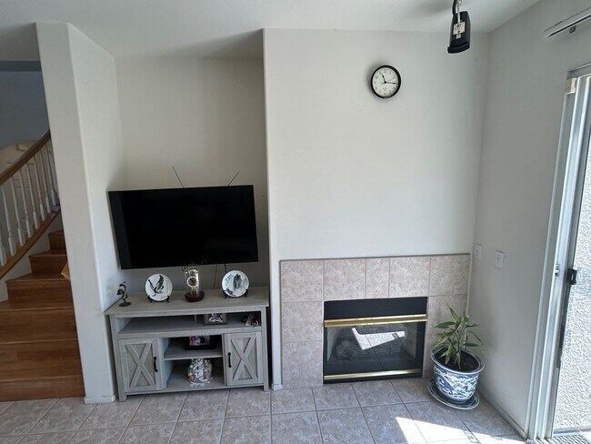 Building Photo - Lovely 3 Bed 2.5 Bath Home in Gated Community in Stanton