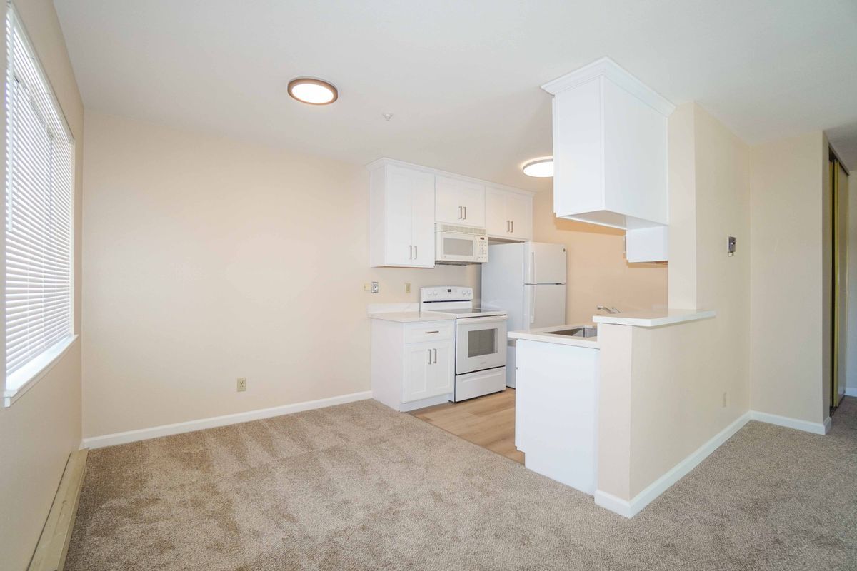 Building Photo - 3670 Silver Oaks Way