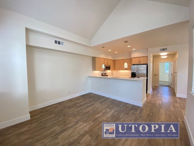 Building Photo - Beautiful and Spacious 3-bedroom, 3.5-bathroom Townhouse Located in the heart of Seabright.