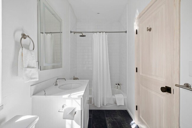 Building Photo - 2701 Bumble Bee Dr