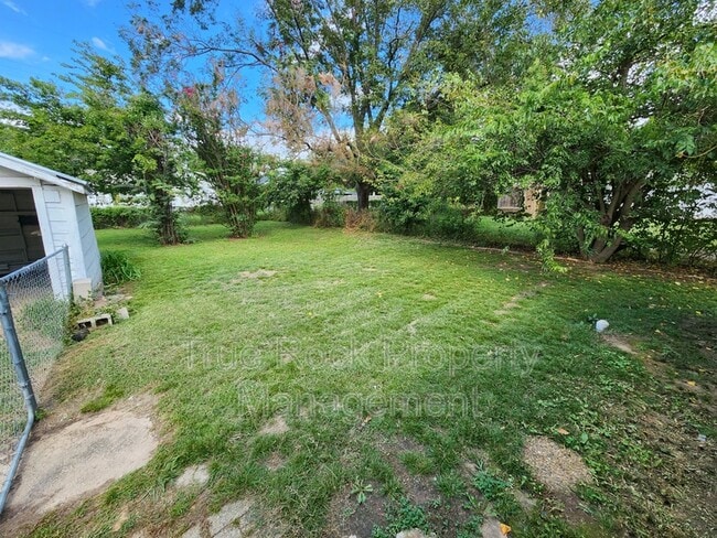 Building Photo - 1112 E Corona St