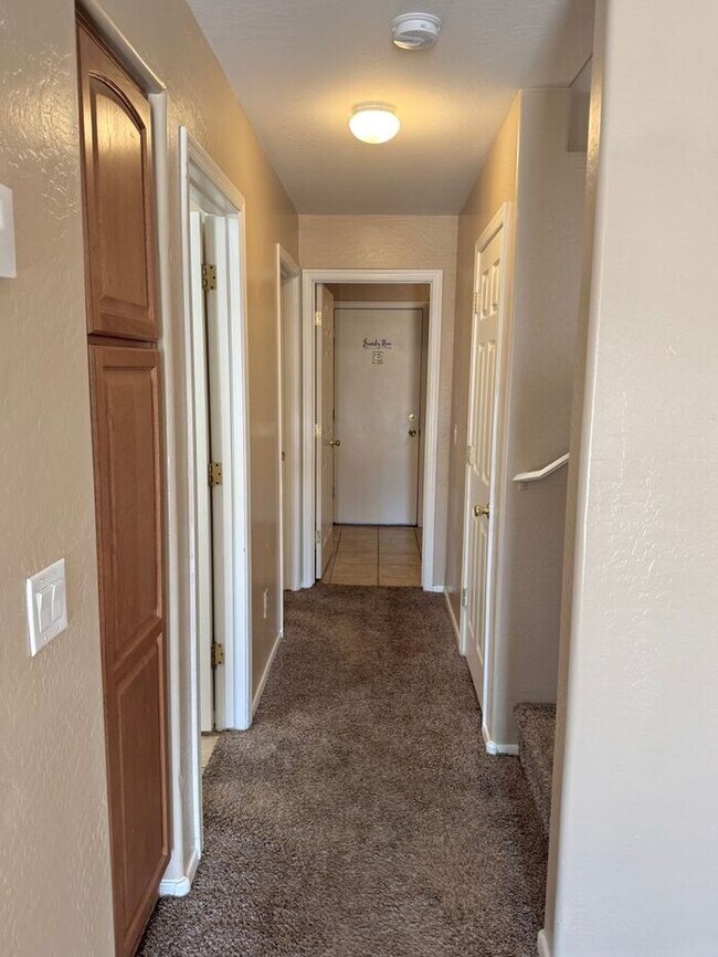 Building Photo - GREAT 4BEDROOM/3BATH HOME WITH ALL THAT YO...