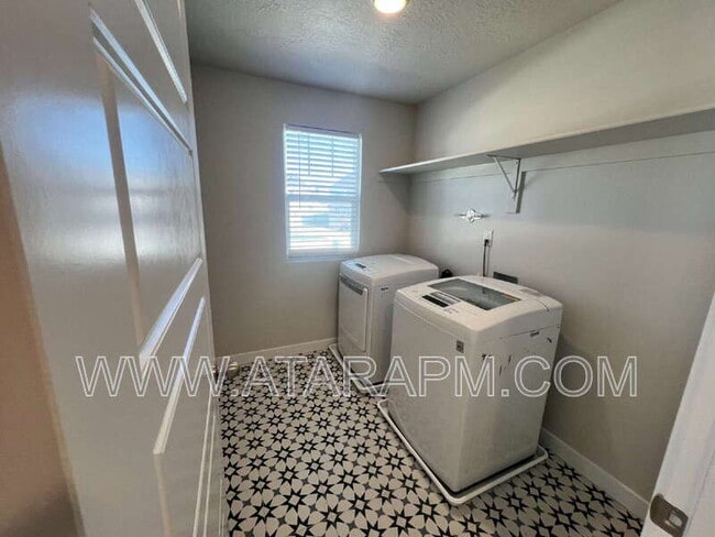 Building Photo - 1754 Oakwood Ln