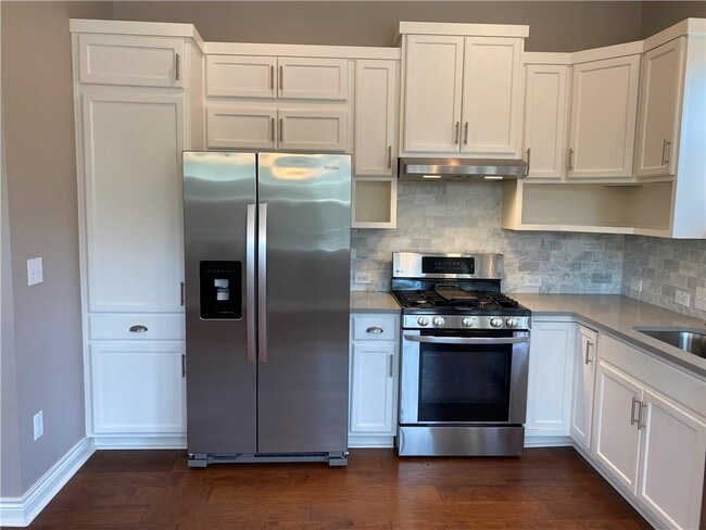 Building Photo - 606 W 1st St