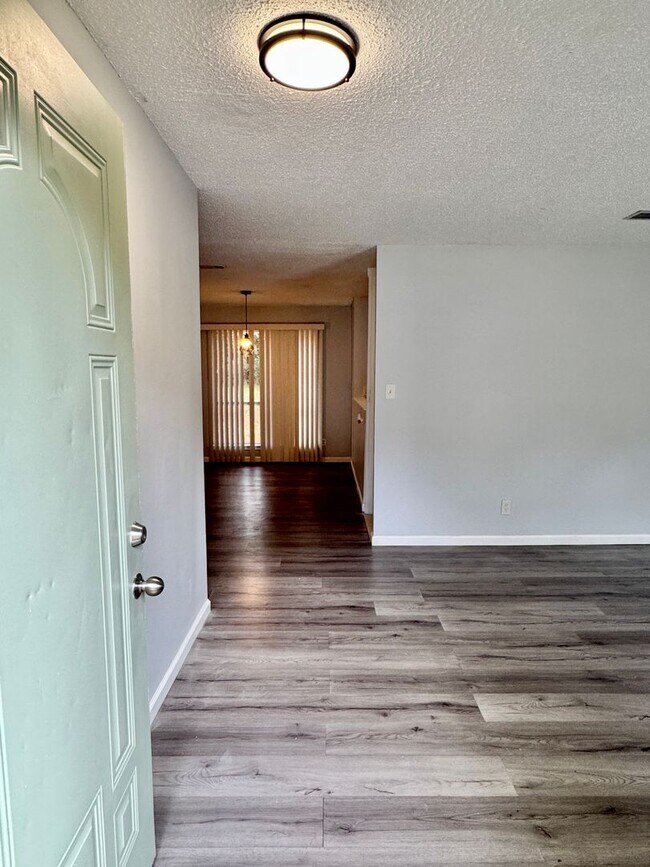 Building Photo - Charming 3-bedroom waiting to be yours !!