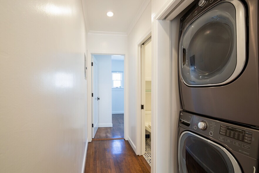 Building Photo - 915 Manhattan Ave