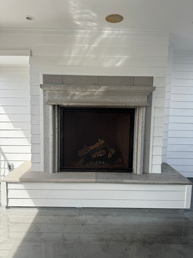 Building Photo - Luxurious Indoor & Outdoor Living