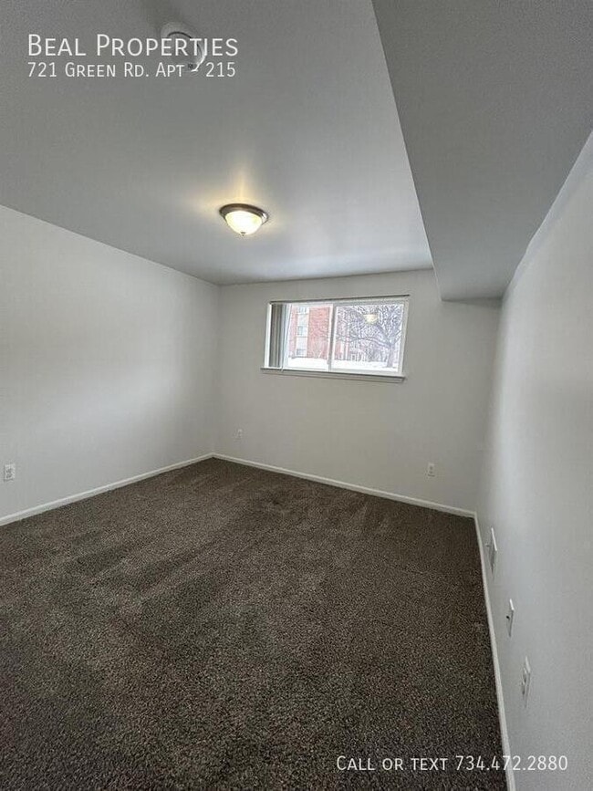 Building Photo - 721 Green Rd