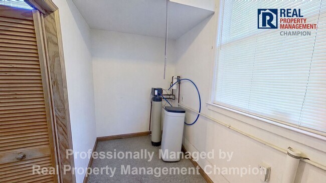 Building Photo - Updated 3 BD/2BA Home on Spacious Corner Lot