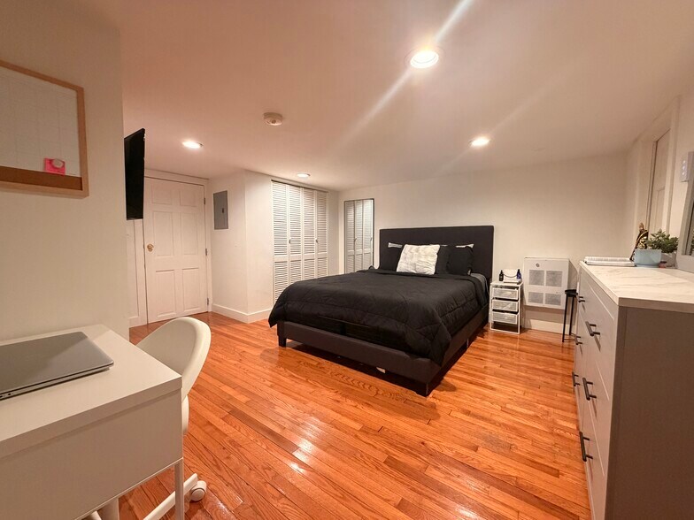 Building Photo - 532 East St