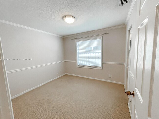 Building Photo - 686 Maplewood Ct