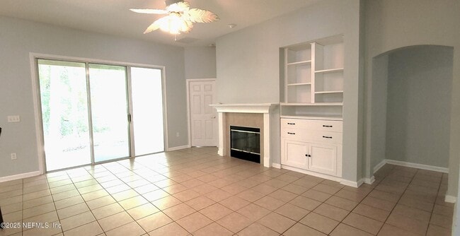 Building Photo - 12196 Nettlecreek Dr