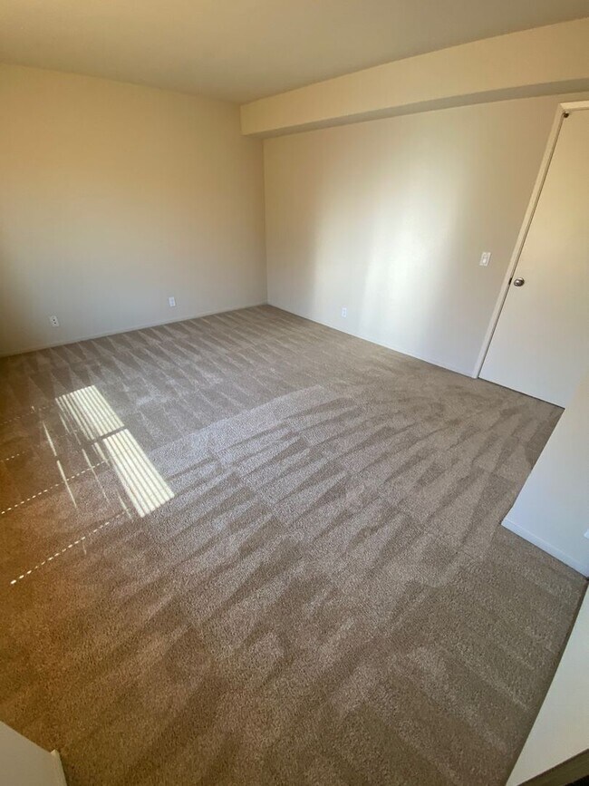 Building Photo - $4900-  Mountain View Townhouse-2 bedroom 2.5 bath.