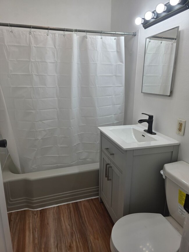 Building Photo - Updated 2-Bedroom, 1-Bathroom Home with Garage – $1,350/Month | Accepting Section 8