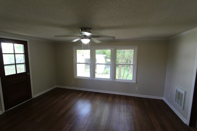 Building Photo - 3915 Foster Dr