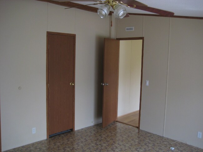Building Photo - 124 Angie Dr