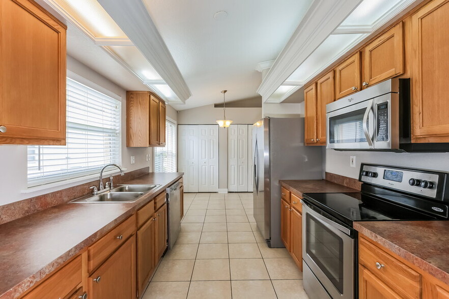 Building Photo - 27448 Sky Lake Cir