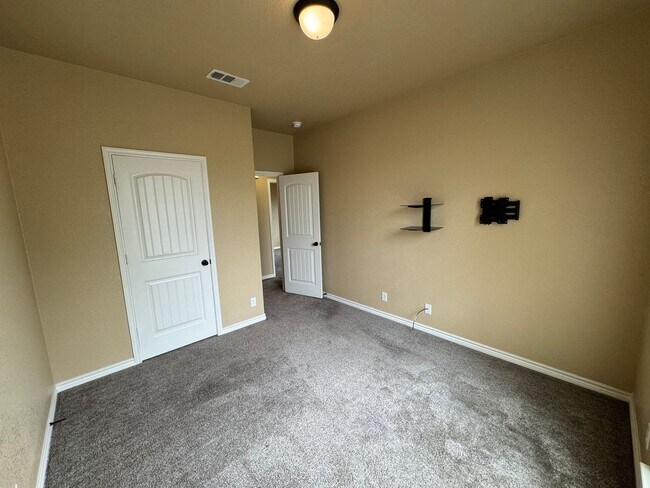 Building Photo - 360 Virtual Tour Available