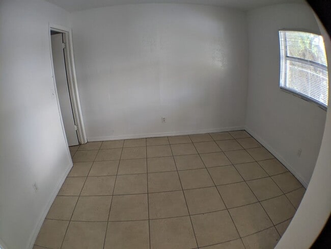 Building Photo - 3 Bedroom, 2 Bathrooms Apartment with Wate...